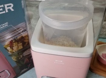 step4: 蓋上蓋子後放入乳酪機。