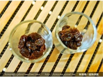 step2: 將葡萄乾直接鋪放在杯底，稍微壓一下，使其扎實緊密。