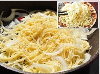 step2: 將義大利麵煮滾後，若未馬上料理就拌入少許橄欖油才不會讓麵黏在一起，接著以少許奶油將洋蔥絲、辣椒末、蒜片爆香，再放入義大利麵加入少許義大利香料與鹽巴拌炒後起鍋