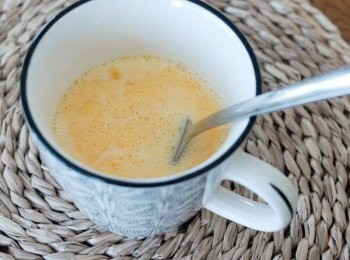 step1: 將雞蛋和牛奶在馬克杯內，用叉拌勻