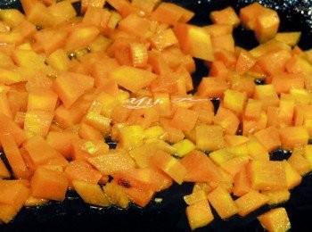 step4: 熱鍋下油先將紅蘿蔔丁炒至6分熟