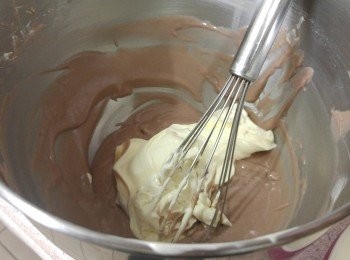 step6: -再加入淡忌廉膠勻便完成,