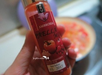 step4: 撒上少許番紅花粉.蓋上鍋蓋轉小火