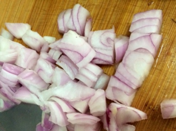 step3: 洋蔥洗淨，切小塊。