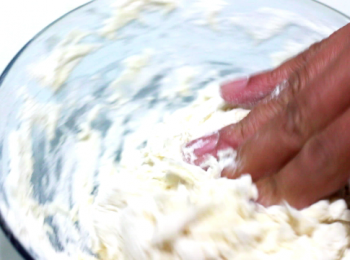 step4: 成面團後以保先膜蓋上, 不被風乾。但用油不要太多。以方便做蔥餅時收口。醒面的時間不用刻意計算, 用準備蔥的時間就差不多。蔥切好就可以馬上做蔥餅了。約在15分鐘左右。