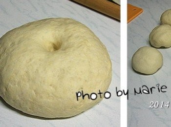 step3: 麵糰用濕布或保鮮膜蓋著靜置一個小時讓它發酵
發酵完成的麵糰會比原來大上許多

把麵糰分割成十二等份揉成十二顆小麵糰