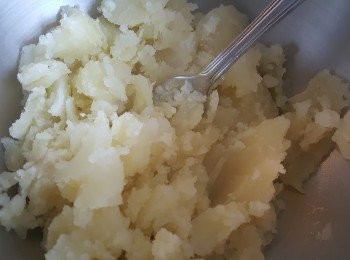 step2: 將馬鈴薯烚熟，去皮， 壓成蓉，備用。