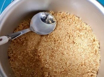 step4: 將牛油餅碎倒入活動模中，借用匙羹將餅碎壓到平整同實，放入雪櫃雪硬(由得佢雪，直至榴槤乳酪芝士混合好，才拎出餅底都可以)