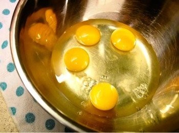 step2: 4隻室溫雞蛋打約一分鐘