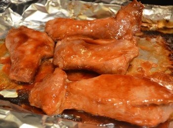 step8: 取出，刷上一層拌勻好的叉燒蜜汁醬，轉低溫140度烤20分鐘，翻面再刷上一層叉燒蜜汁醬，繼續烤20分鐘。（期間可翻多幾次面，重覆刷上醬汁。）