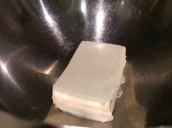 step5: 用熱水座熱方法軟化忌廉芝士。