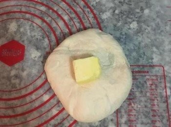 step8: 水合麵糰取出後先倒入酵母揉勻,接著壓扁後放上無鹽奶油,揉到奶油完全被麵糰吸收即可,用麥典麵包專用粉,在這個階段非常快就會吸收無鹽奶油喔!!