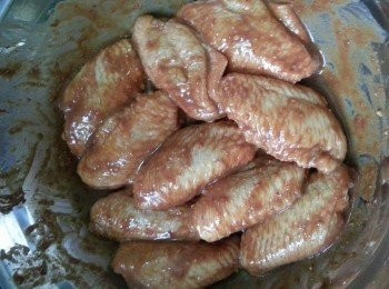 step3: <a href="https://bit.ly/3zHU5V3" target="_blank" data-keyword="雞翼" class="guide-link"><strong>雞翼</strong></a> <span style="display:inline-block;vertical-align:middle;margin-top:-3px;color:initial;border-radius:3px;padding:2px 3px;font-size:12px;line-height:14px;background:#87d300;color:#fff;">即買</span> 洗淨後抹乾,
用以上醃料醃<a href="https://bit.ly/3zHU5V3" target="_blank" data-keyword="雞翼" class="guide-link"><strong>雞翼</strong></a> <span style="display:inline-block;vertical-align:middle;margin-top:-3px;color:initial;border-radius:3px;padding:2px 3px;font-size:12px;line-height:14px;background:#87d300;color:#fff;">即買</span> 一小時以上