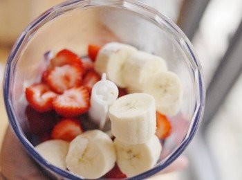 step2: 將香蕉及草莓放入攪拌機內，再加乳酪yogurt，攪拌均勻