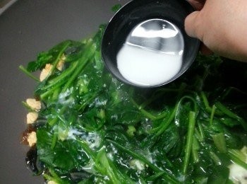 step6: 用1茶匙生粉開水埋芡即可