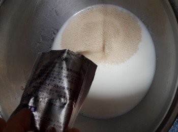 step2: 將牛奶用細火煮一陣，煮至溫溫地暖，加入酵母，撈勻，靜置10分鐘