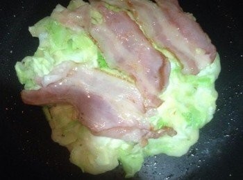 step5: 在麵糊上放上煙肉,  待其中一邊煎成整以後，用鍋鏟將煎餅反轉，繼續用火將另一邊煎熟。