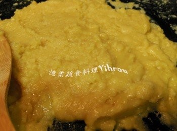 step1: <span class="group_2">白醬</span>:(可以一次煮一罐牛奶的量，多的醬分包冷凍起來) 1.鍋燒熱小火將無鹽奶油融化 2.全部融化後.加入麵粉.並保持小火炒香麵粉