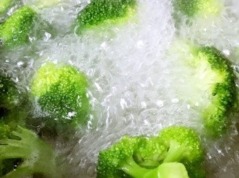 step6: 西蘭花放入油鹽水中烚熟... 取上排放碟上即成！