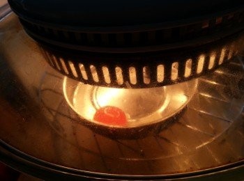 step2: 咸蛋黃加1/4茶匙玫瑰露酒,用光波爐150度高架波8分鐘待用(亦可以用蒸方法蒸熟咸蛋黃)