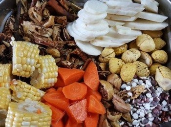 step1: 預備好所有材料：五指毛桃185g清洗乾淨，甘筍一條刨去皮切角形，日本鮮淮山250g刨去皮切片，粟米一條切段，茨實70g洗淨，無花果剪開條狀,加埋栗子肉,用4500g食用開水,用大火煮滾後，轉中細火煮2個半鐘落鹽調味即可