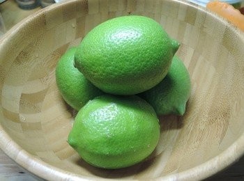 step1: 檸檬外皮用鹽巴刷洗乾淨!!!然後擦乾外皮!!