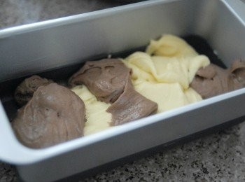 step4: 在烤模內塗一層奶油，先倒一層普通蛋糕糊，然後一層可可粉糊，又再一層蛋糊