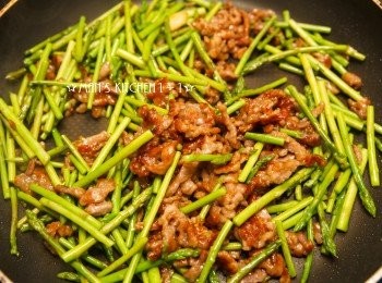 step3: 加入蘆筍並將蘆筍與肉絲炒熟。