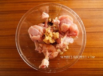 step2: 接下來將雞肉與豆腐乳、醬油、糖、蒜末均勻混合後醃製45~60分鐘。