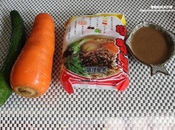 step1: 今天我用味味麵和紅蘿蔔、小黃瓜、芝麻醬簡單來打發午餐。