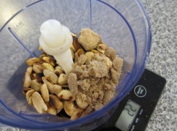 step2: 輕鬆自家製花生醬~

花生150g
油20g
糖20g (我用左黑糖, 然後又整左一次用蜜糖)

打埋一齊就可以

我手痕烘左的花生先打, 整出來又幾香~