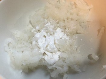 step3: 白蘿蔔絲下少許鹽和生粉拌勻。
