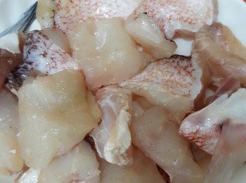 step1: 魚塊洗淨後抺乾水份, 落少許鹽,胡椒粉, 麻油醃最少30分鐘