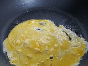 step3: 開爐加入少量油將雞蛋炒至七成熟撈起備用