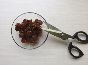step6: 用剪刀將桂圓剪成小塊狀。