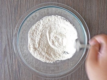 step2: 用叉子先在有酵母和砂糖的一旁拌勻，再在有鹽的一旁拌勻，然後把所有東西拌勻。