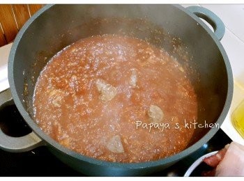 step3: 落少少油，炒煙肉至出油後，落洋蔥蘋果蒜頭碎一齊炒香，落BBQ汁，茄汁，喼汁煮滾，加檸檬汁，再自行加鹽<span class="group_2">調味</span>