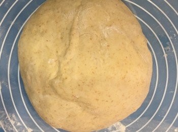 step1: 先將麵團的所有材料放在麵包機製作麵團，完成後取出（我用panasonic機用了一小時）