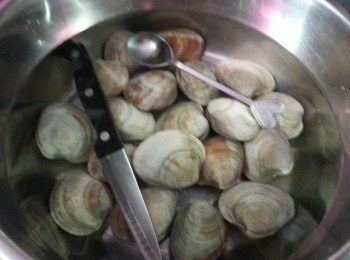 step1: 我用了蜆1斤,將蜆放一些金屬物件於水中與蜆一起浸水約30分鍾(如蜆有沙,這方法會令蜆吐出沙)