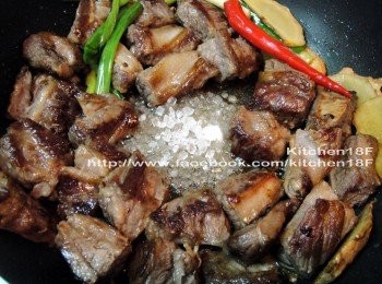 step4: 開始下<span class="group_3">調味料</span>，先挪空位翻炒「冰糖」至顆粒融化，再拌入牛肉翻炒，上了糖色的牛肉，色澤看起來更美味。