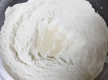step1: 將麵粉通通過篩與糖鹽巴混合均勻放入大碗中