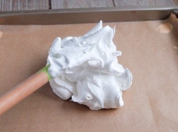 step3: 然後將蛋白霜放在鋪有烘焙紙的烤盤上