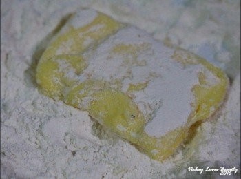 step6: 將無鹽奶油各面均勻的沾上麵粉（可以半壓的方式，將麵粉壓入奶油塊裡面）