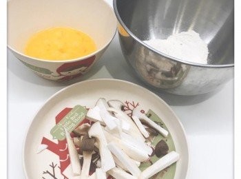 step1: 步驟：
1.先上蛋汁
2.再上粉