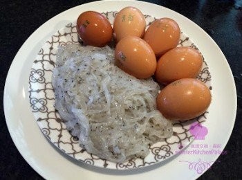 step1: 白飯魚沖洗後，盡量晾乾水
打發雞蛋，落鹽、胡椒粉同麻油調味