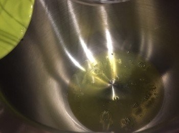 step8: 將<span class="group_2">蛋白霜</span>倒入全乾的盛器攪拌。