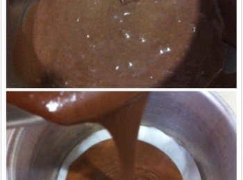 step4: 取出模型底部加上烘培紙，把攪拌好的巧克力麵糊倒入。