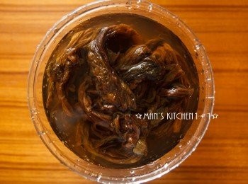 step1: 首先將梅干菜泡水備用。