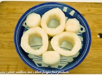 step2: 白玉蘿蔔去皮切2~3公分的厚度，並將中心區域切成一個小圓洞。