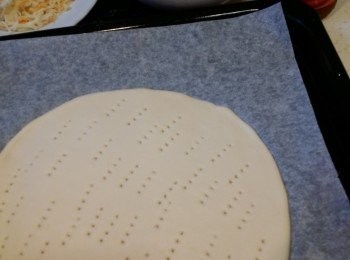 step3: 將麵團拉成圓形薄片, 用叉子在餅面刺滿小孔.